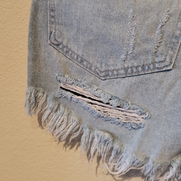 🎯SOLD🎯 High waisted ripped fringe jean shorts - Picture 3 of 6